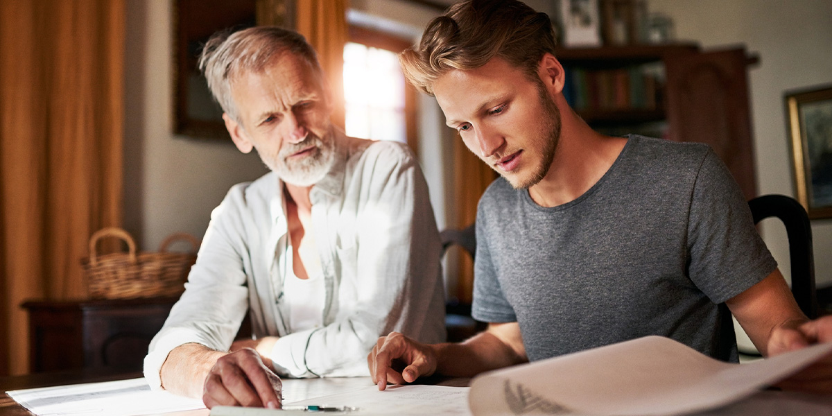 Vater und Sohn unterschreiben Kettenschenkung